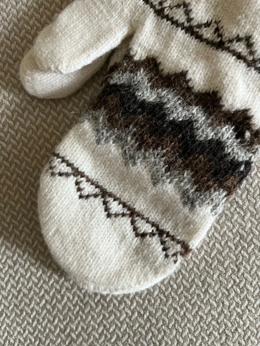 NWT Varma Ivory Print Mittens Icelandic Wool - Picture 7 of 7